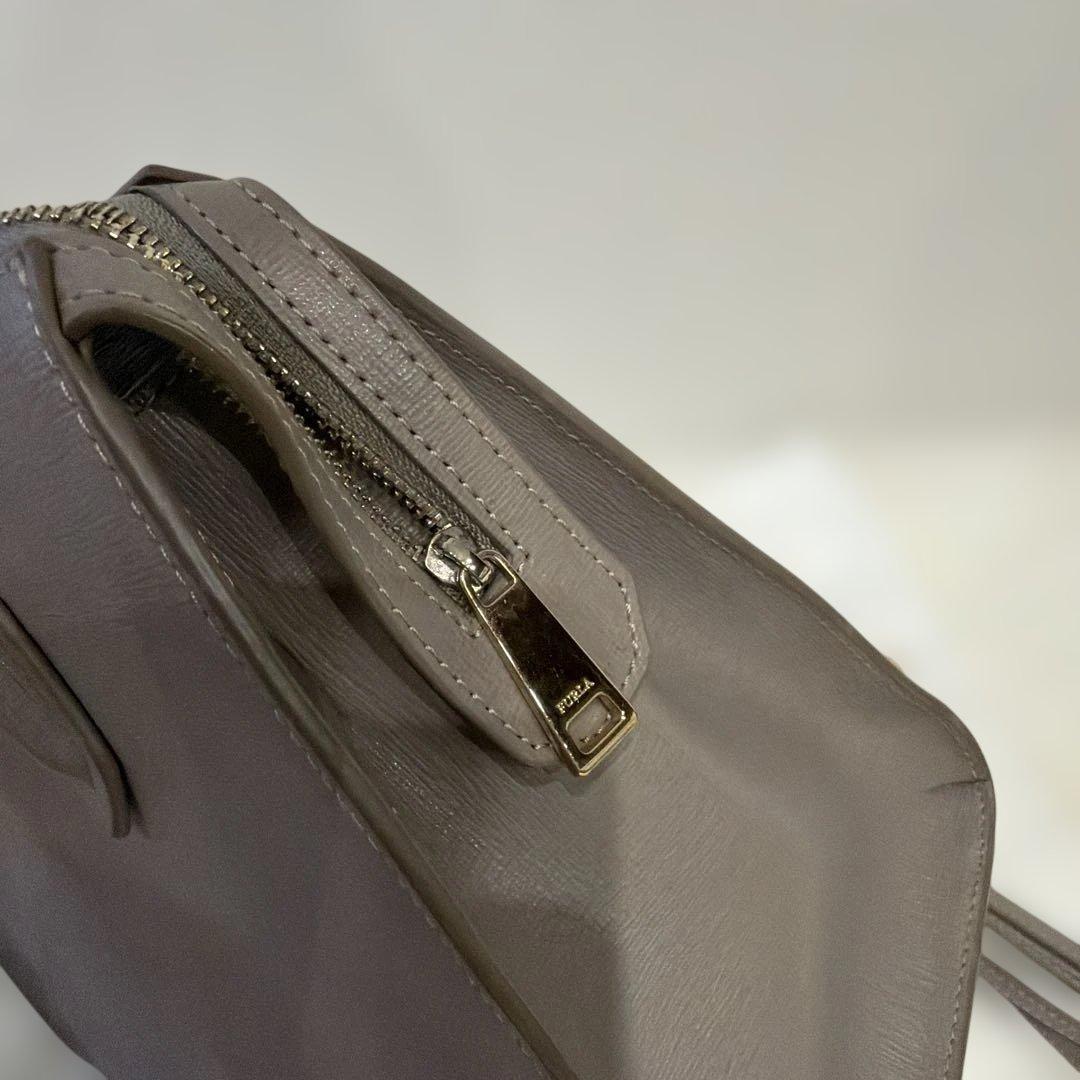 FURLA <div class=gnlqyh